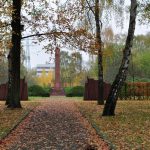 Birken vor dem sowjetischen Memorial, Parkfriedhof Marzahn