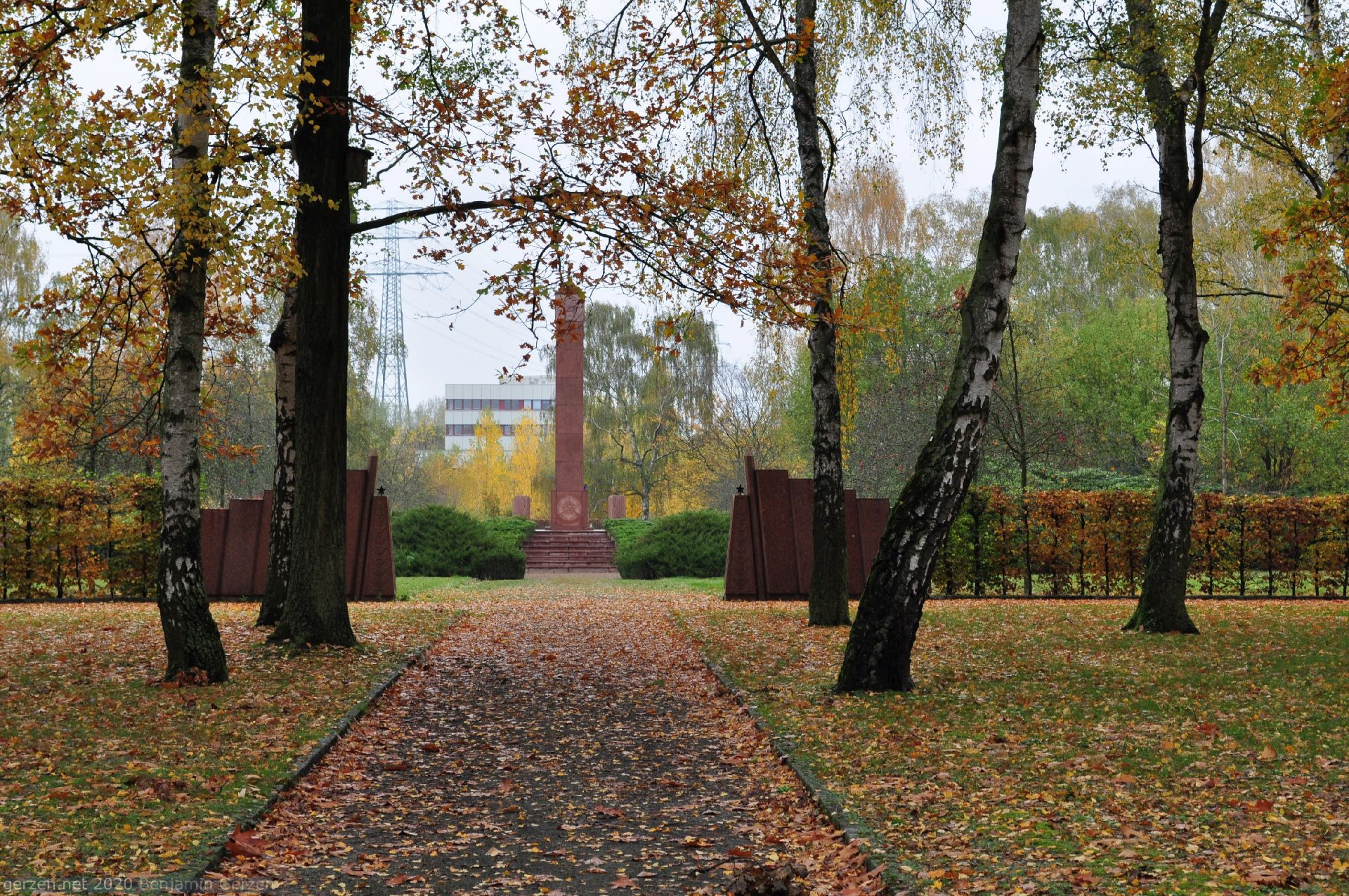Birken vor dem sowjetischen Memorial, Parkfriedhof Marzahn