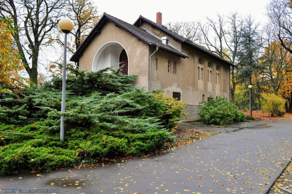 Feierhalle (Kapelle) am Eingang in Parkfriedhof Marzahn