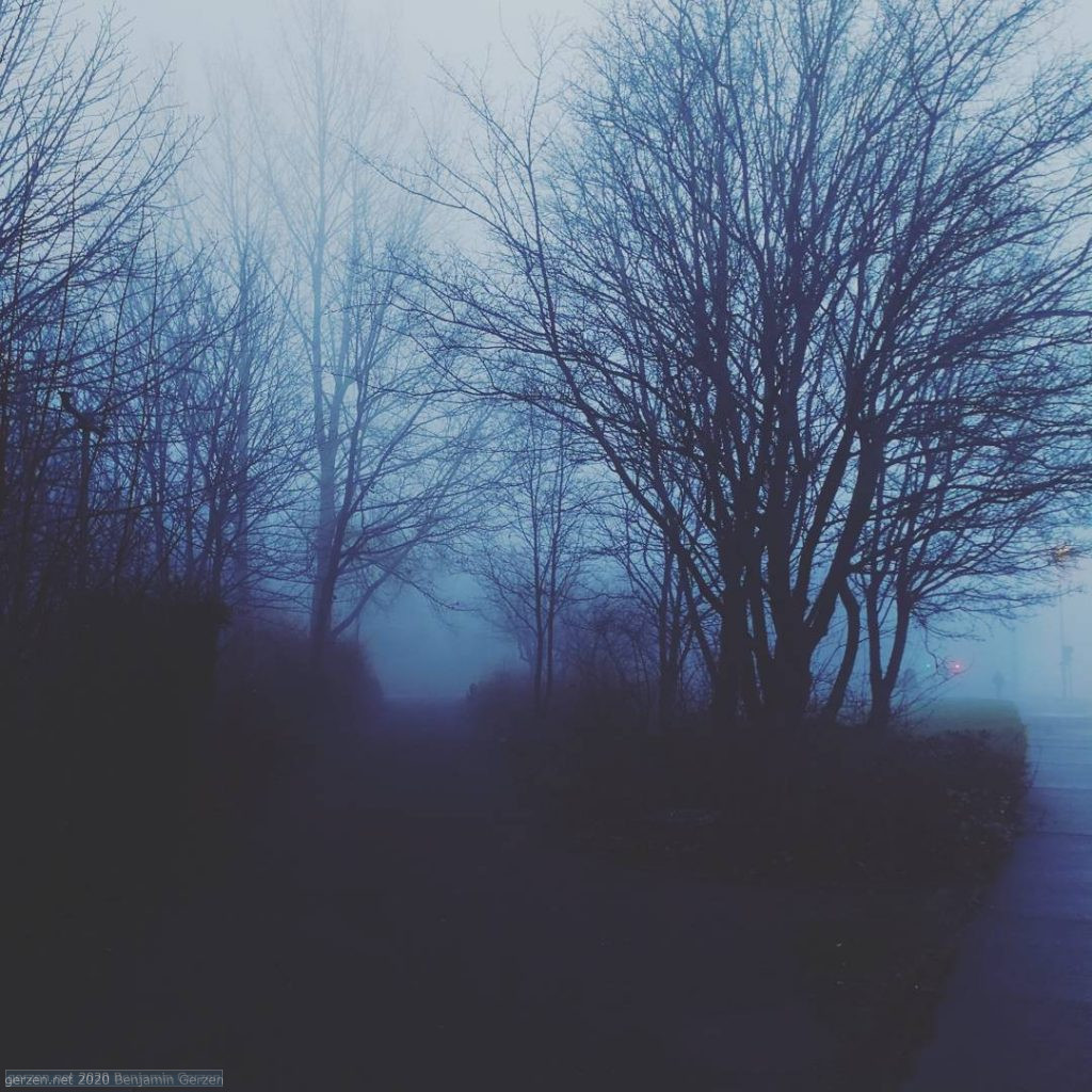 Мрачное место, туманное утро