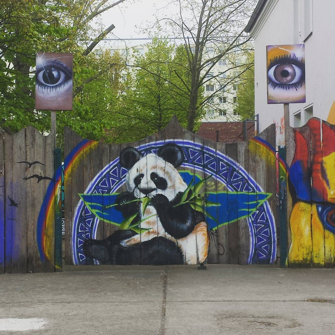 Панда на стене